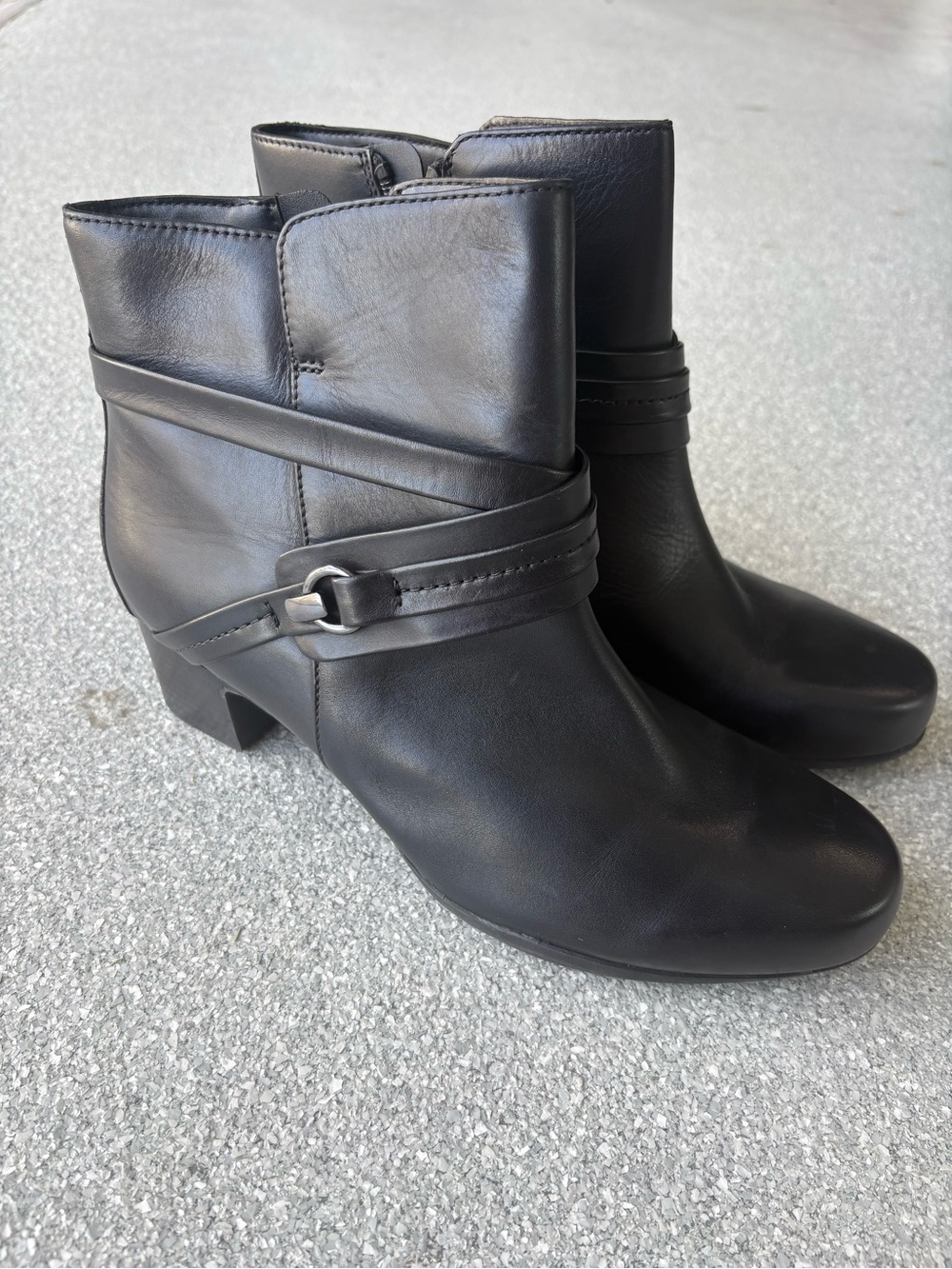 NWOB Clarks Women's block heel Ankle Boots size 11W
